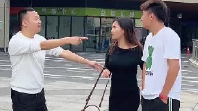 老婆约会男闺蜜，不料被老公撞见，男子当场收走给妻子买的所有东西