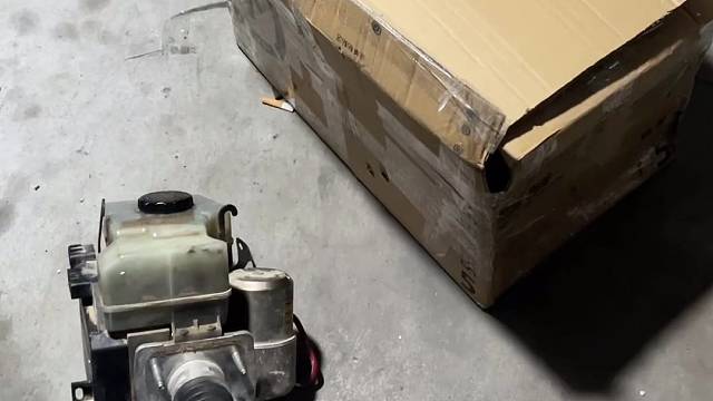 丰田普拉多LC120 霸道4000ABS泵维修安排 #拆车件 #陈田马哲