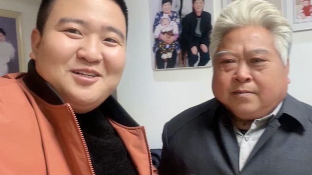 舅舅来家婆婆格外高兴，拿出提前准备的新衣给舅舅，场面真温馨