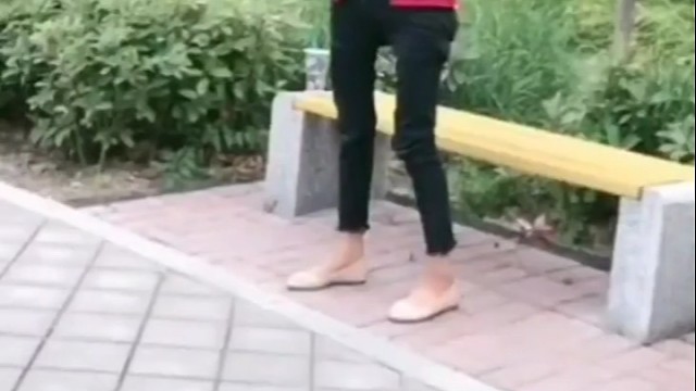 肌萎缩性侧索硬化症　肌肉无力，肌萎缩以及前角细胞功能障碍的体征最常先开始出现在手部，较少从足部先开始