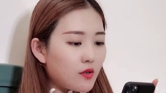 别试图跟你女朋友对抗，这就是下场