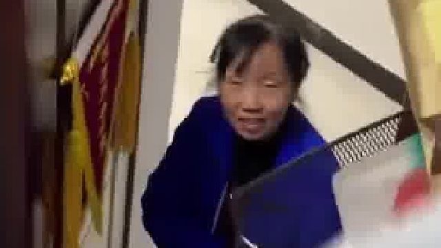 女生在寝室织围巾掉针崩渍大哭求助宿管阿姨