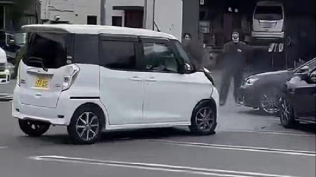 日本馆林一家轮胎店内，一名老人误踩油门刹车，失控。