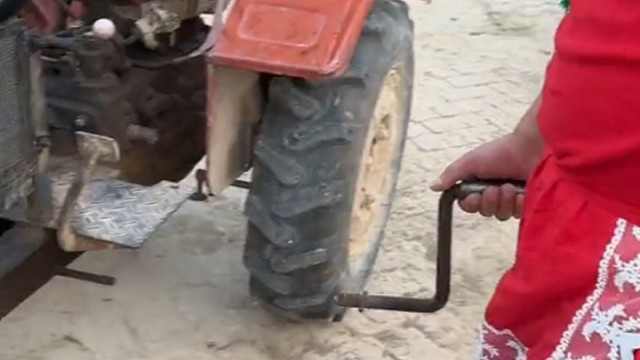 你是第一个教我开拖拉机的