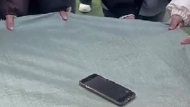 学生们一起“抛手机”，用特殊效果记录美好瞬间