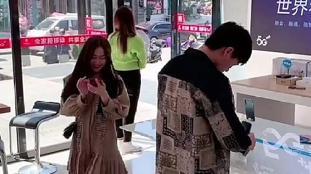 一个转身当众被骂，结局竟是开玩笑