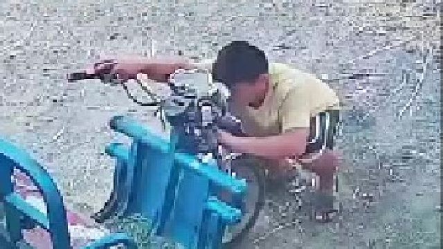 爸爸修车，孩子过来想搭把手，没成想…