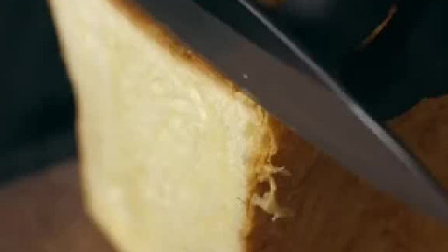 美食博主Ryota，挑战做世界上最薄的三明治他是有点功夫在身上的