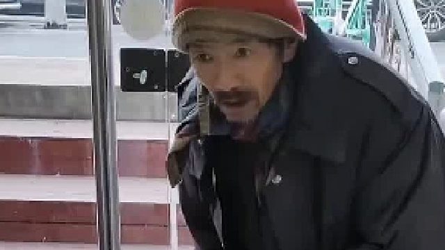 女子遇老人上门乞讨，以为是职业乞丐便拿手机记录，结果