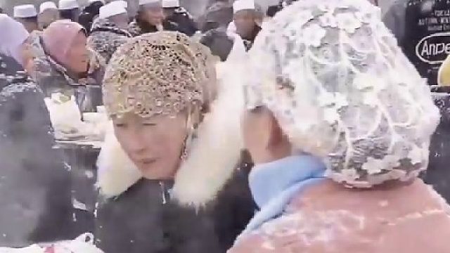 好大的风雪，这顿饭非吃不可吗？ 当然不是为了吃这口饭， 留的是给主家的面子，这叫捧场