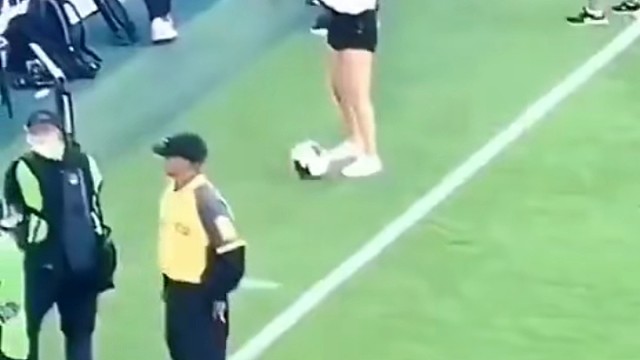 会踢球的小姐姐简直不要太帅#足球