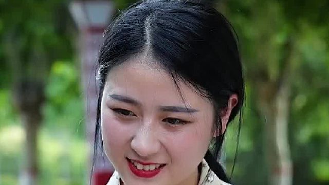 穷人的孩子早当家，像这样优秀的孩子更应该接受更好的教育，因为读书才能有出路啊