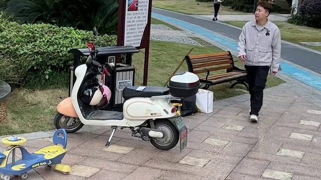 监控拍下暖心的一幕，小哥的做法太赞了