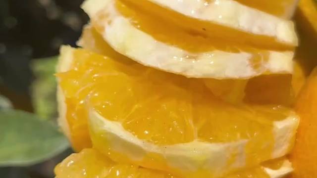 新鲜采摘的赣南脐橙