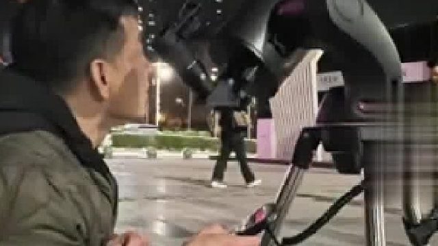 让更多人看到！男子摆地摊1元卖月亮