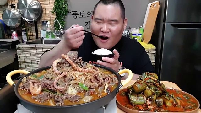 韩国胖猴子的海鲜火锅，八爪鱼配上培根，再加上自制凉菜！喜欢这样的韩国美食吗？