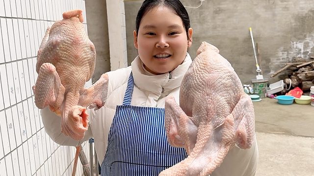 姐姐姐夫来家里 妞妞买十几斤鸡，天冷炖一锅地锅鸡，人多真热闹