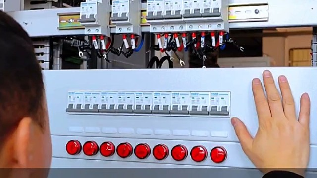 备用照明屏马上完工 为认真负责 加班赶货的师傅点赞