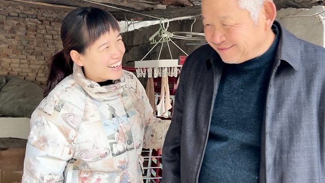 老公请远路朋友吃饭，还想请岳父一家作陪，不料被弟妹做地锅鸡招待