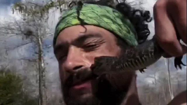 小哥炫耀抓到的小鳄鱼，下一秒被反咬一口