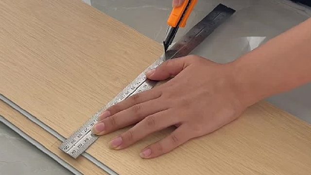 瓷砖丑不要怕，不拆不砸改成木地板