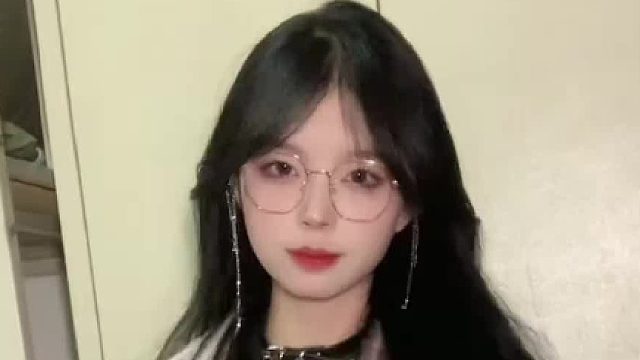 很内向，睡觉都不敢闭眼睛