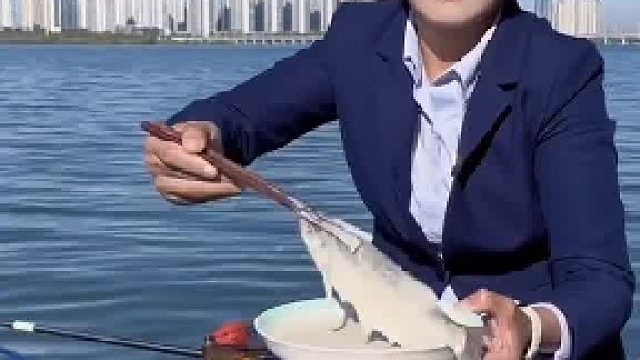 现在讲究现钓现炸。钓鱼现场吃，就是新鲜美味