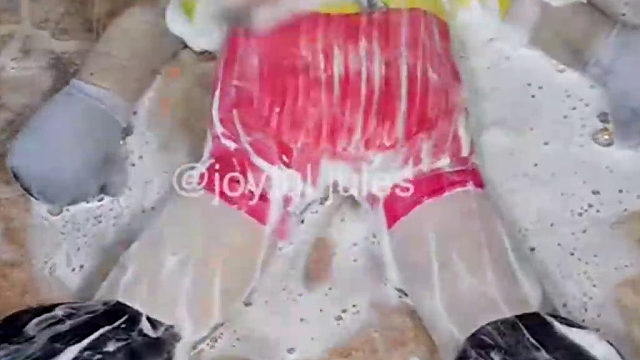 哥们儿就是说，这个娃娃到底经历了什么？