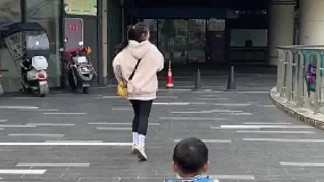 老婆和我妈吵架，我妈说她好吃懒做，整天就知道打麻将，结果她狠心丢下孩子，一个人去外省打工