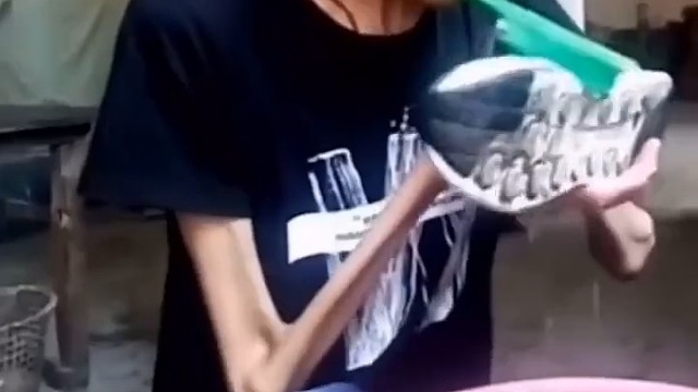 下运动神经元病则主要影响脊髓和神经节，导致肌肉萎缩、无力和痉挛等症状。