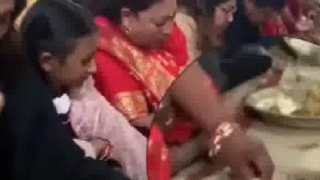 尼泊尔婚礼现场，左手抓饭，右手闲着，分得很清楚