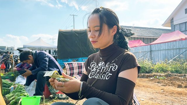 媳妇卖菜补贴家用，半天卖了十几块，农村挣钱太难了