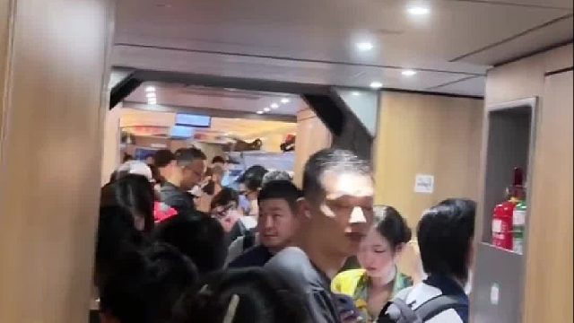 乘客拍成都至重庆的高铁，一股浓浓的地铁感，网友：成渝＂高速地铁＂。。