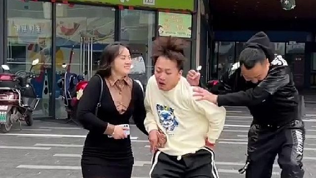 男闺蜜到家接老婆为自己庆生，老公劝阻无效后发生的一幕