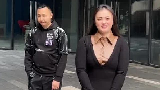 和老婆冷战十几天了，我俩谁也没有搭理谁，今天瞒着老婆偷偷来接她下班俗话说夫妻哪有隔夜仇