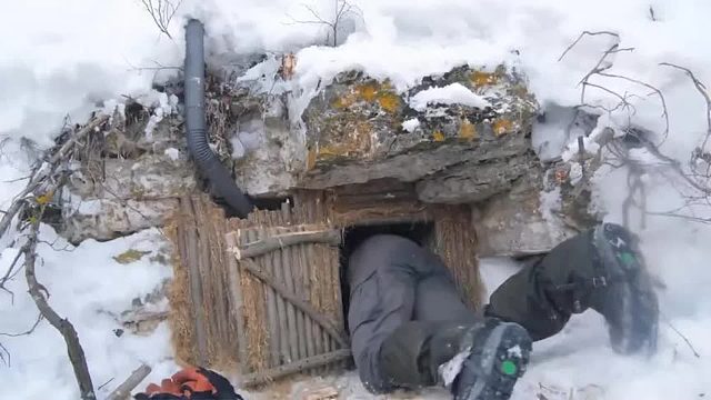 小伙徒步野外迷了路，居然在垂直80度的斜坡上，意外发现神秘洞穴