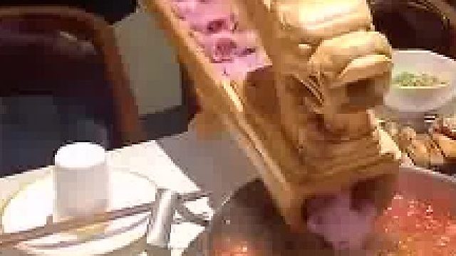 奶奶从桶里倒猪食也是这么抖的