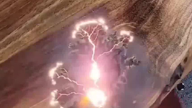 用2200伏的电通到厚厚的实木板上会发生什么？