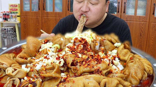 一大早买14斤肥肠，阿强做水煮肥肠，麻辣Q弹，拌饭超过瘾！