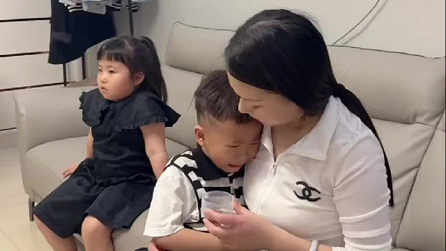 妈妈哄了半小时都不喝 姐姐一下子搞定