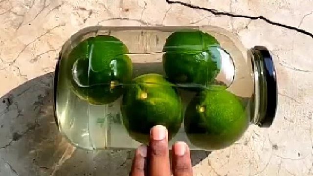 楼梯滚瓶子爆破大赛