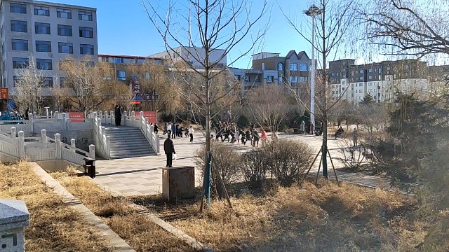 热热闹闹的热水广场