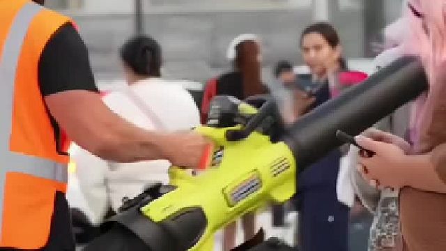 国外博主用吸尘器恶搞这位女士，被揍也不亏