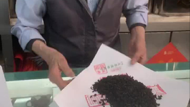 香港茶行的老师傅用传统方纸折叠包装茶叶 这种包装分为两层，外层印有图案，折叠好后不用粘胶