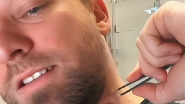 一根超长的、向体内生长的毛发……