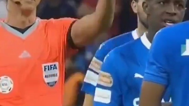 挑衅球迷！染红#足球