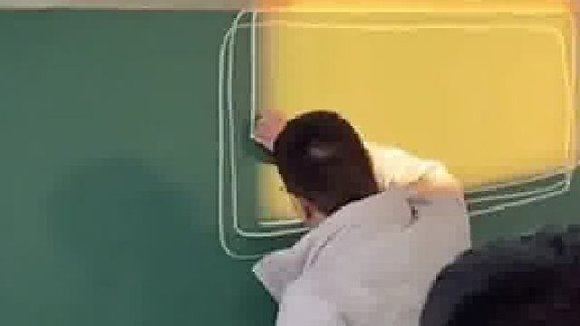 老师用粉笔追逐着时光的印记，希望那些追逐着光的人，自己也能成为光