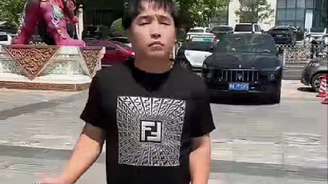 要说他跳的好吧，就这两步甩甩头发，你要说跳的不好吧，别人还真就整不上来