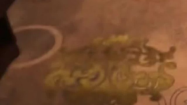 男子和朋友花368元住酒店，甚至还交了800元押金，进门一看傻眼了：连床都没有……