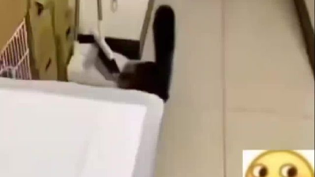 还知道必须往上拉一拉，接近脖子，否则显得不够惨。